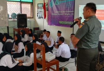 Bati Wanmil Koramil 0801/10 Punung Bekali Materi Dasar Kepemimpinan di MTSN 3 Punung