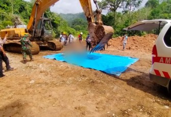 Suasana mayat Mrs X tersebut  diangkat dari Sungai ke darat dengan memakai alat berat eskavator