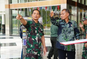 Pangkogabwilhan I Laksdya TNI Erwin S. Aldedharma, S.E., M.M., M.Sc., didampingi Asops Kaskogabwilhan I Laksma TNI Bambang Dharmawan, S.E., M.Sc., saat meninjau beberapa tempat persiapan keamanan menjelang pelaksanaan KTT ke-43 ASEAN SUMMIT Tahun 2023, di JCC, Jakarta Pusat, Selasa (29/8/2023).