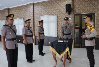 Kapolres Karanganyar AKBP Jerrold Hendra Yosef Kumontoy (paling kanan) pimpin serah terima jabatan Kabag SDM, Kapolsek Jumantono dan Kapolsek Jatiyoso, di Aula Wira Pratama 1 Polres Karanganyar, Rabu (13/9/2023).