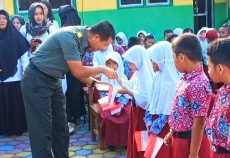 Plh Danramil 02/Bintim Salurkan 107 Bungkus Sarapan Pagi Untuk Siswa SDN 009 Gunung Lengkuas