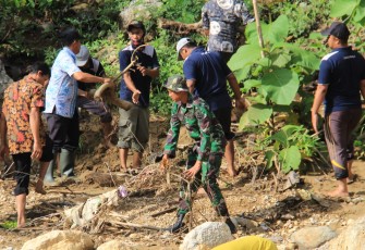 Kodim 0806/Trenggalek menggelar karya bakti bersihkan saluran air sebagai langkah nyata dalam memperingati Hari Juang TNI AD tahun 2023
