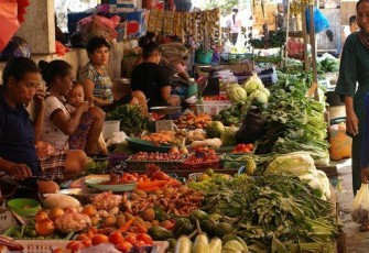 Suasana transaksi jual beli di pasar tradisional Foto: Pinterest