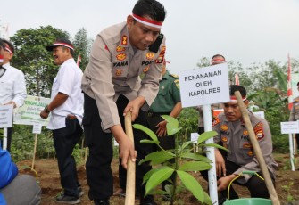 Polres Kepahiang Lakukan Bakti Lingkungan Penghijauan 