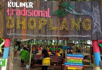 Pintu masuk Pasar Dhoplang (Sumber: Istore)