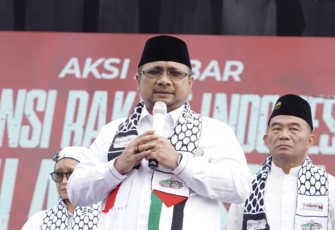 Menag Yaqut Cholil Qoumas dalam Aksi Akbar Aliansi Rakyat Indonesia Bela Palestina di Monas, Jakarta, Minggu (5/11/2023).