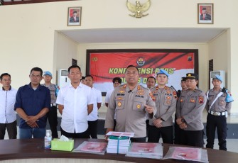 Kapolres Demak AKBP Budi Adhy Buono didampingi Kasat Reskrim AKP Winardi dan Kasi Humas AKP Agus Tri saat pers rilis penyelewengan APBDes tahun 2021 Desa Surodadi Kecamatan Sayung oleh mantan Kades AW.