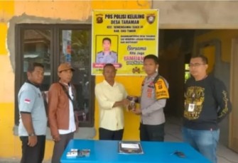 Kepala Desa Taraman Suhendro saat menyerahkan Senpira ke Bhabinkamtibmas Bripka Eko Winarno