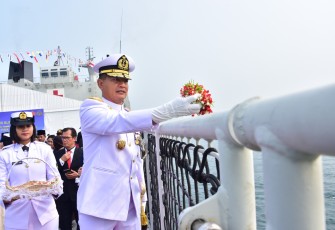 TNI AL Peringati Hari Pahlawan Dengan Upacara Tabur Bunga di Laut  