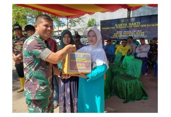 Dandim 0408/BS-Kaur Letkol Inf Aswin Suladi  gelar baksos, karya bakti dan memberikan santunan kepada veteran dan warakawuri, penanaman pohon, pembersihan pasar dalam rangka Hari Juang TNI AD ke-78 Tahun 2023 bertempat di pasar inpres desa Kepala Pasar Kecamatan Kaur Selatan Kabupaten Kaur, Kamis (14/12/2023)