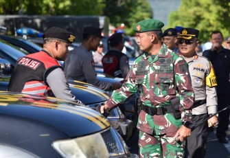Komandan Kodim 0801/01 Pacitan Letkol Inf Roliyanto S.I.P.,M.I.P, mendampingi Kapolres Pacitan AKBP Agung Nugroho S.I.K., M.T. Pimpin Apel Gelar Pasukan Operasi Kepolisian Terpusat Lilin Semeru 2023 dalam rangka Persiapan Natal 2023 dan Tahun Baru 2024, berlangsung di halaman Mapolres Pacitan, Jl. Ahmad Yani No. 60, Krajan, Kec./Kab. Pacitan, Kamis (21/12/2023)