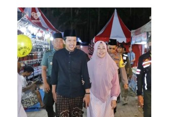 Wakil Bupati Trenggalek, Muhamad Natanegara, saat membuka pasar rakyat rangkaian peringatan Hari Santri Nasional, didampingi istri di Alon - Alon Trenggalek, Kamis (26/10/2023)