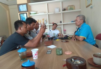 Ketua LSM PKN Sukisman saat diwawancarai wartawan di sekretariat PWI kabupaten Blora.