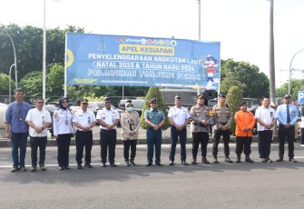 Asisten Operasi (Asops) Danlantamal V Kolonel Laut (P) Muhammad Taufik, M. Tr. Hanla., M. M menghadiri apel kesiapan penyelenggaraan Angkutan Laut Natal 2023 dan Tahun baru 2024 di halaman Terminal Gapura Surya Perak, Surabaya, Senin (18/12/2023)