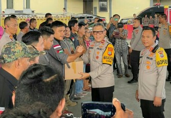 Wakapolda Sulut saat membagikan Baksos