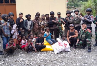 Koramil 1710-04/Tembagapura Bagikan Sembako Kepada Warga