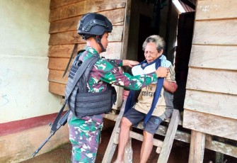 Satgas Pamtas Statis RI-PNG Yonif 111/KB saat Bagikan Pakaian Untuk Warga Pedalaman Papua Selatan