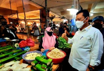Gubernur Kepulauan Riau H. Ansar Ahmad saat kunjungi pedagang pasar murah