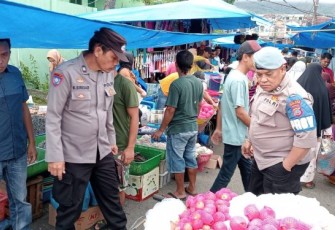 personel Polsek Sipirok menggelar patroli untuk monitor situasi Kamtibmas di Pasar, Kamis (6/4/2023) pagi.
