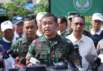  Kepala Staf Angkatan Darat (Kasad) Jenderal TNI Maruli Simanjuntak, M.Sc., terjun langsung memimpin pembersihan Sungai Krukut pada Karya Bakti yang digelar Kodim 0501/Jakarta Pusat di wilayah Kecamatan Tanah Abang, Jakarta Pusat, Rabu (13/12/2023)