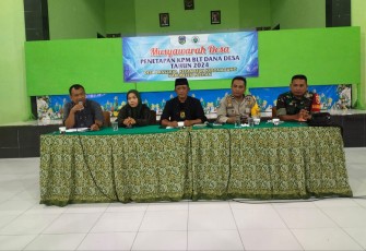 Babinsa Koramil 0801/02 Kebonagung Kodim 0801/Pacitan Serda Mariyanto menghadiri kegiatan musyawarah dalam rangkan penyusunan anggaran pendapatan dan belanja Desa, yang berlangsung di Balai Desa Banjarjo, Kec. Kebonagung, Kab. Pacitan, Selasa (26/12/2023)