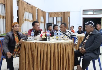 Kapolres Lebong saat Nobar Virtual Pagelaran Wayang Kulit Wahyu Makutharama 