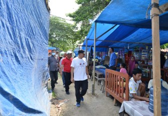 Bupati Zahir saat meninjau proyek penataan taman simpang sei bejangkar yang direncanakan sebagai area UMKM, di Kecamatan Sei Balai, Kabupaten Batu Bara, Sabtu (18/02/2023).