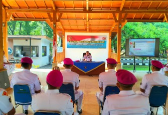 Siswa Pendidikan Lanjutan Bintara (Diklaba) Kejuruan Marinir Angkatan XIII TA. 2023, menerima pembekalan Komandan Kodikmar (Dankodikmar) Kodiklatal Brigjen TNI Marinir Samson Sitohang sebagai bekal pengantar tugas kembali ke Satuan Marinir, bertempat di Joglo Usman Harun Kodikmar Gunungsari Surabaya, Jumat (08/12/2023).