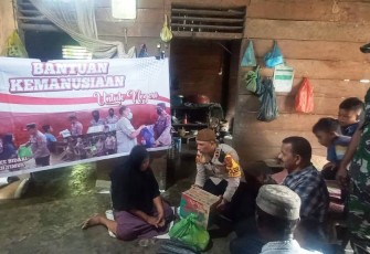 Polsek Pantee Bidari Polres Aceh Timur saat berikan bantuan untuk Warganya