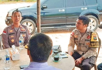 Kapolsek Bintan Utara saat Selesaikan Perselisihan Sesama Buruh dengan Damai