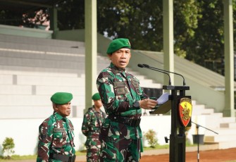 Irdam IX/Udayana Brigjen TNl Tatan Ardianto, S.I.P., saat menjadi Inspektur Upacara Peringatan Hari Sumpah Pemuda ke-95 Tahun 2023 yang digelar di Lapangan I Gusti Ngurah Rai, Asrama Praja Raksaka Kepaon, Denpasar, pada Sabtu 28 Oktober 2023.