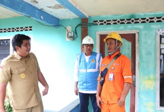 Bupati Bintan Roby saat Kurniawan Resmikan Penggunaan Listrik 24 jam di Desa Pangkil
