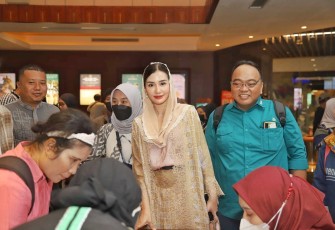 Ketua TP PKK Kabupaten Trenggalek, saat nobar di Bioskop XXI Pakuwon Mall Surabaya, bersama ojol perempuan dan pemuda Jawa Timur.