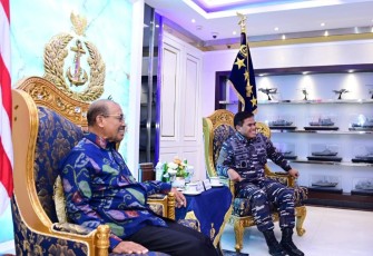 Kasal Laksamana TNI Muhammad Ali saat menerima kunjungan dari Kabakamla RI Laksamana Madya TNI Aan Kurnia dan Wakil Ketua DPD RI Letjen TNI Mar (Purn) Nono Sampono, bertempat di Gedung Utama Mabesal, Cilangkap, Jakarta Timur, Jumat (10/03).