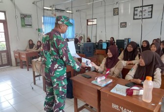 Babinsa saat Berikan Presentasi Penerimaan Mahasiswa Baru di SMKN 1 Wonoasri