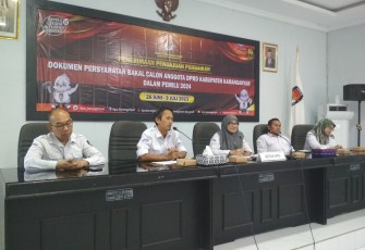 Caption : Konferensi pers terkait hasil penerimaan pengajuan perbaikan dokumen persyaratan bacaleg DPRD Karanganyar di kantor KPU Kabupaten Karanganyar, Senin (10/7/2023)
