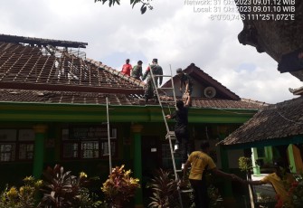  Anggota Kodim 0802/Ponorogo Bersama Instansi Terkait Gotong Royong Bersihkan Puing-Puing Sisa Kebakaran