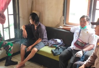 Sersan Dua (Serda) Mulyono Bintara Pembina Desa (Babinsa) Koramil 0602-19/Cikande Kodim 0602/Serang bersama Anggota Polsek Cikande Aiptu Suriat, membantu petugas Puskesmas melaksanakan proses evakuasi terhadap Orang Dalam Gangguan Jiwa (ODGJ) 