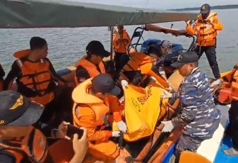 Tim SAR Gabungan TNI AL saat berhasil evakuasi korban