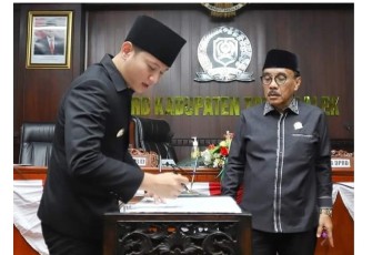 Bupati Trenggalek, Mochamad Nur Arifin, saat menandatangani persetujuan Rancangan Anggaran Pendapatan dan Belanja Daerah, Kabupaten Trenggalek Tahun anggaran 2024, di Gedung Graha Paripurna DPRD Kabupaten Trenggalek, Sabtu (25/11/2023)
