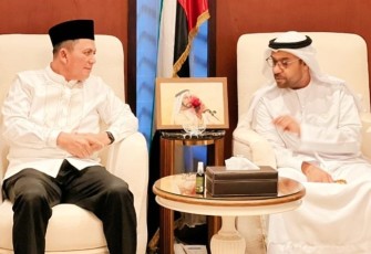 Gubernur Kepulauan Riau H. Ansar Ahmad saat bertemu Duta Besar (Dubes) UEA untuk Indonesia Y.M. Abdulla Salem Al-Dhaheri di Jakarta, Minggu (9/4/2023). 