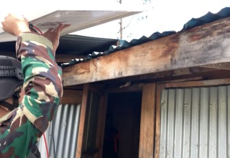 Satgas Mobile Raider 300 Siliwangi Beri Bantuan Penerangan Untuk Warga Gome Papua