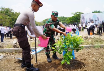 Danrem 081/DSJ Ikuti Aksi Tanam 10 Juta Pohon Bersama Kapolri dan Menko PMK
