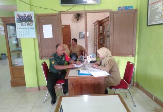  Babinsa Koramil Geger Komsos Dengan Perangkat Desa