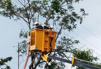 Petugas sedang mengevakuasi jasad Paryanto (54) dari atas pohon pete, di Dusun Tuwuhan, Desa Suruh Kalang, Jaten, Karanganyar