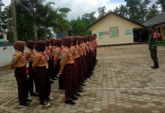Guna meningkatkan skill kemampuan para siswa, Serda Sukri Babinsa Koramil 0801/07 Ngadirojo Kodim 0801/Pacitan memberikan Latihan Dasar Kepemimpinan Siswa (LDKS) di SMPN 2 Ngadirojo, Kab. Pacitan, Sabtu (16/12/2023)