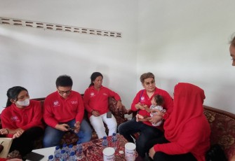 Benjamin Kristianto saat Jenguk Bayi Gagal Operasi Bibir Sumbing