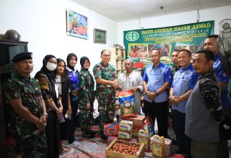 Penerbangan TNl Angkatan Laut (Puspenerbal) tahun 2023, mengadakan anjangsana ke Panti Asuhan Hajar Aswad Sukodono Sidoarjo, Kamis (21/12/2023)