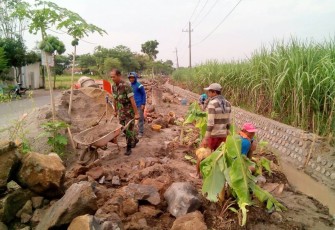 Babinsa Joho saat Bantu Masyarakat Bangun Talud