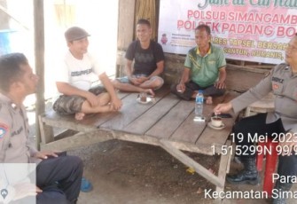 Di salah satu Warung di Desa Jabijabi, Kabupaten Padang Lawas Utara (Paluta), personel Polsubsektor Simangambat tampung Curhat warga, Jumat (19/5/2023)